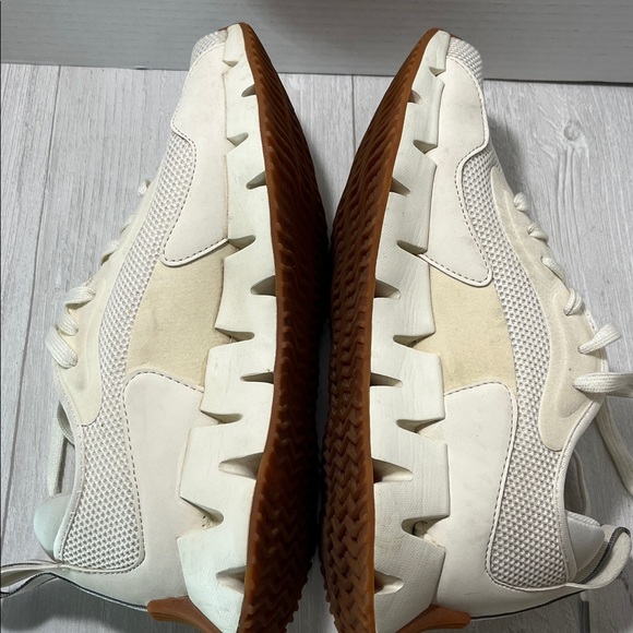 Reebok Cream Sneakers with Brown Sole - Picture 9 of 11